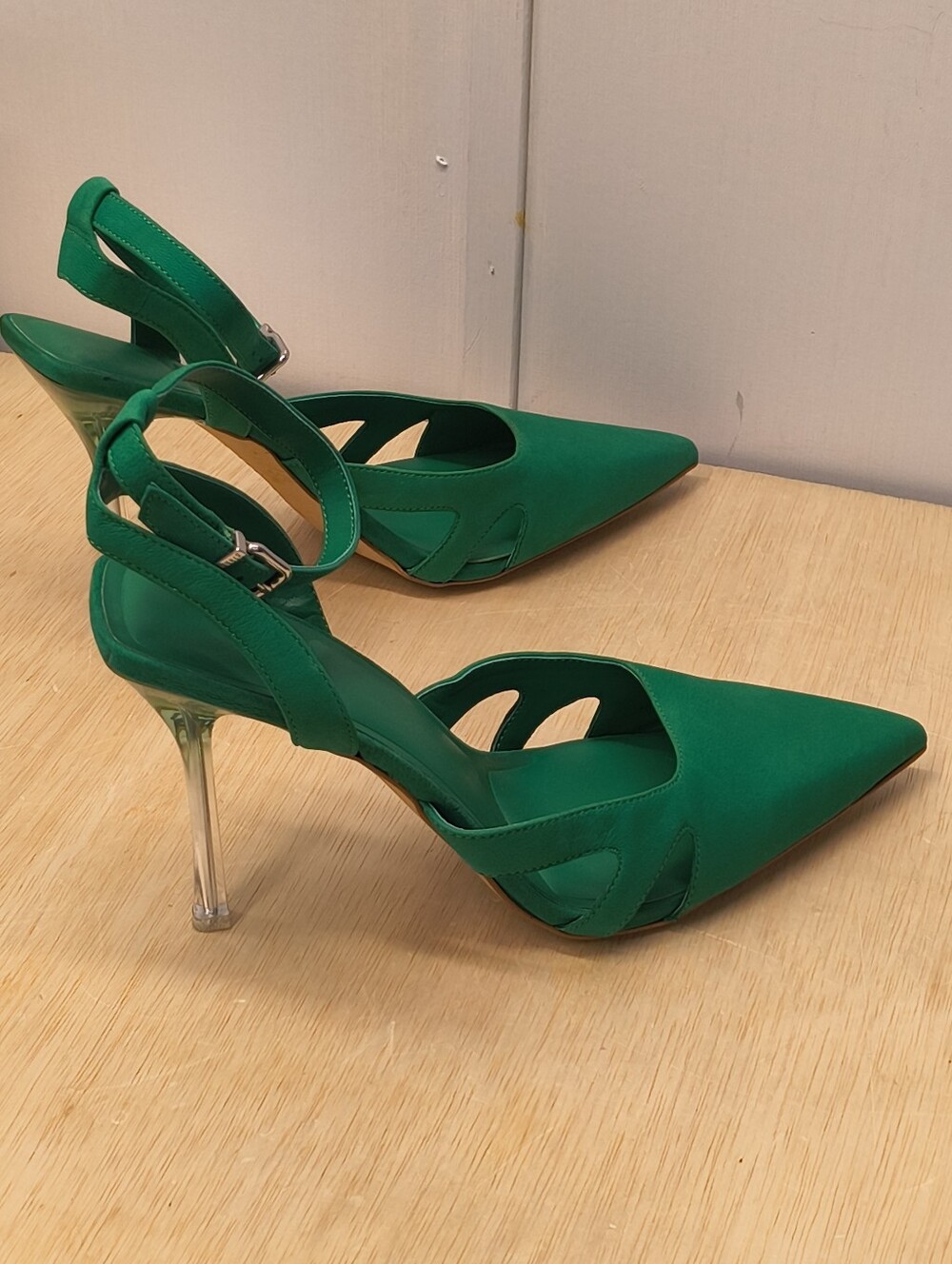 Green Gianni Bini Slingback Pointed Toe With A Clear Heel Size 11M - Picture 3 of 8